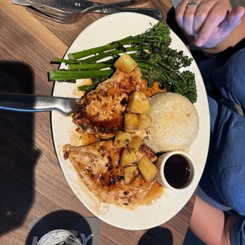 Yard House - Maui Pineapple Chicken - New American Near Me - Sarasota, Florida Yard House - Maui Pineapple Chicken - New American Near Me - Sarasota, Florida
