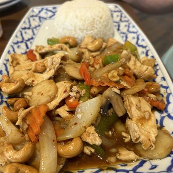Sisters Thai Kitchen - Cashew Chicken. - Thai Near Me - Roseville, California Sisters Thai Kitchen - Cashew Chicken. - Thai Near Me - Roseville, California