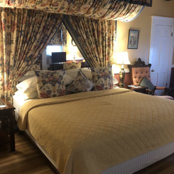 Beaconlight Guest House - Bed! - Guest Houses Near Me - Provincetown, Massachusetts