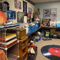 New 2 U Vinyl & Vintage - Cassette tapes, 8 tracks, 45s & posters