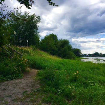 Parc Olivier Charbonneau - Berge et rivière des milles îles .... de l'autre côté la ville de Lachenaie - Parks Near Me - Laval, Quebec