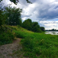 Parc Olivier Charbonneau - Berge et rivière des milles îles .... de l'autre côté la ville de Lachenaie