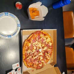 Got the meats pizza and the toasted ravioli.