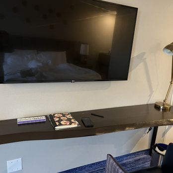 DoubleTree by Hilton Montreal - Hotels Near Me - Montreal, Quebec