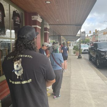 Burnt Bean- Seguin - The line 30 minutes before the place even opens. Arrive early! - Barbeque Near Me - Seguin, Texas