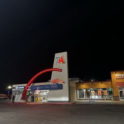 Mobil - Big shop with lots of food nearby