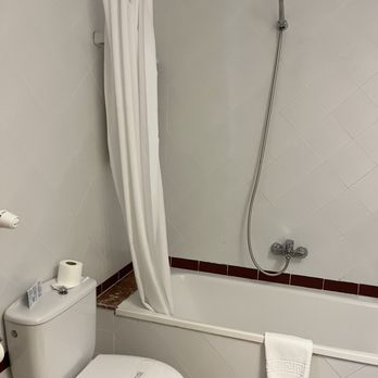 Hotel Nouvel - Toilet and tub - Hotels Near Me - Barcelona, B Hotel Nouvel - Toilet and tub - Hotels Near Me - Barcelona, B