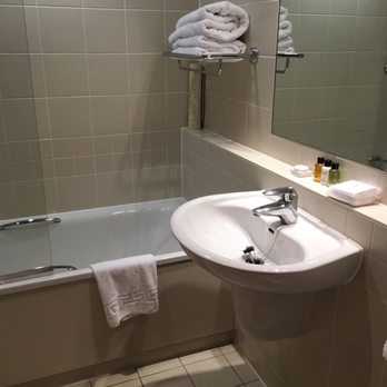 Red Lion Hotel (London) - Bathroom - Hotels Near Me - Uxbridge, XGL
