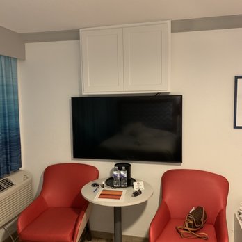 Bilmar Beach Resort - Nice Tv with chairs - Resorts Near Me - Treasure Island, Florida