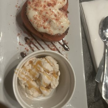 The Shaker & Vine - Red velvet cinnamon roll with rumchata ice cream - Wine Bars Near Me - Schenectady, New York