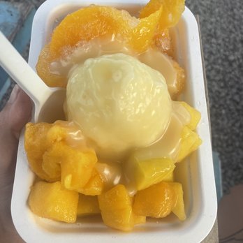 Da Sweet Spot - Regular size with vegan condensed milk, mango and peaches - Shaved Snow Near Me - Kihei, Hawaii