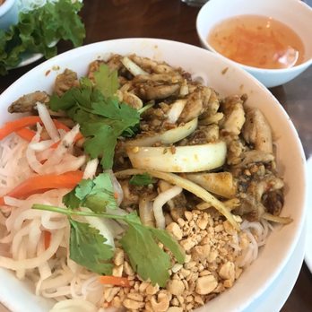 Pho Saigon - Vermicelli with lemongrass chicken - Vietnamese Near Me - Honolulu, Hawaii
