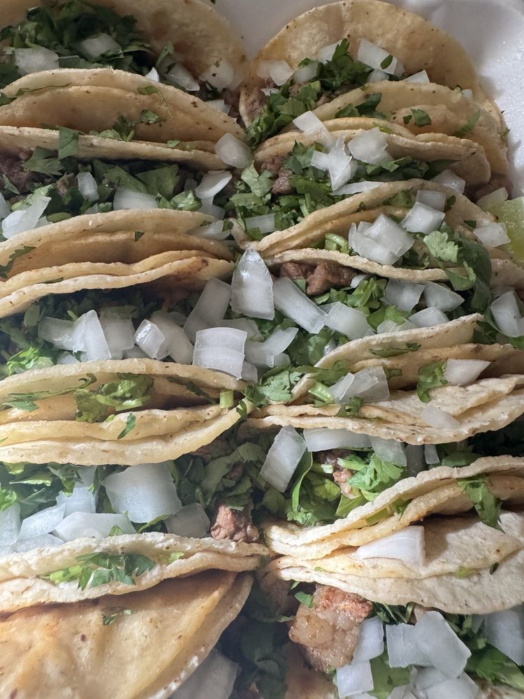 Lupillos Taqueria Logo