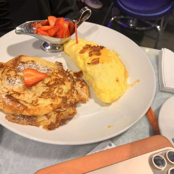 Café Hollywood at Planet Hollywood Resort & Casino - American Near Me - Las Vegas, Nevada