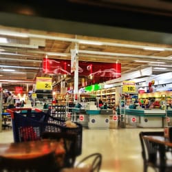 Carrefour - Gran hipermercado en Almería, aunque sin apenas zona de comercios.