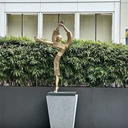 Pike & Rose - A new statue gives us a feeling of movement.
