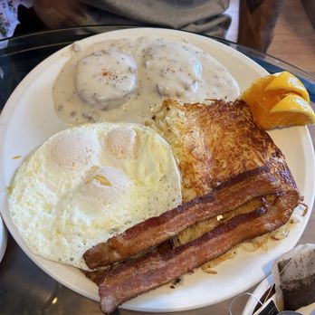Vanta Cafe - Biscuits and gravy - Breakfast & Brunch Near Me - Wailuku, Hawaii