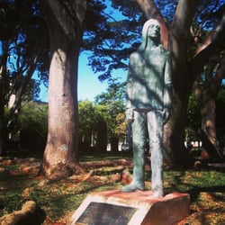 UnB - Universidade de Brasília - Sim, tem uma estátua do Johnn Lennon na UnB