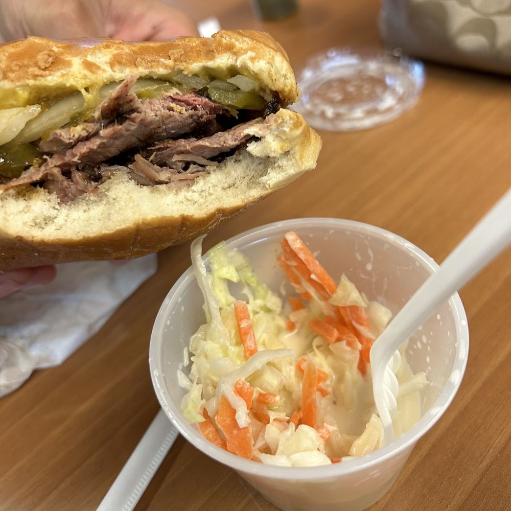 Tony's the Pit Bar-B-Q - Sándwich y ensalada de col - Barbeque Near Me - El Paso, Texas Tony's the Pit Bar-B-Q - Sándwich y ensalada de col - Barbeque Near Me - El Paso, Texas