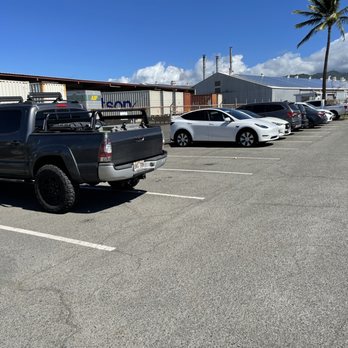 Graybar - Large parking lot with stalls fit for large trucks to use - Electronics Near Me - Honolulu, Hawaii