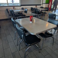 Rick & Carolyn's Burger & Fries - Dirty tables