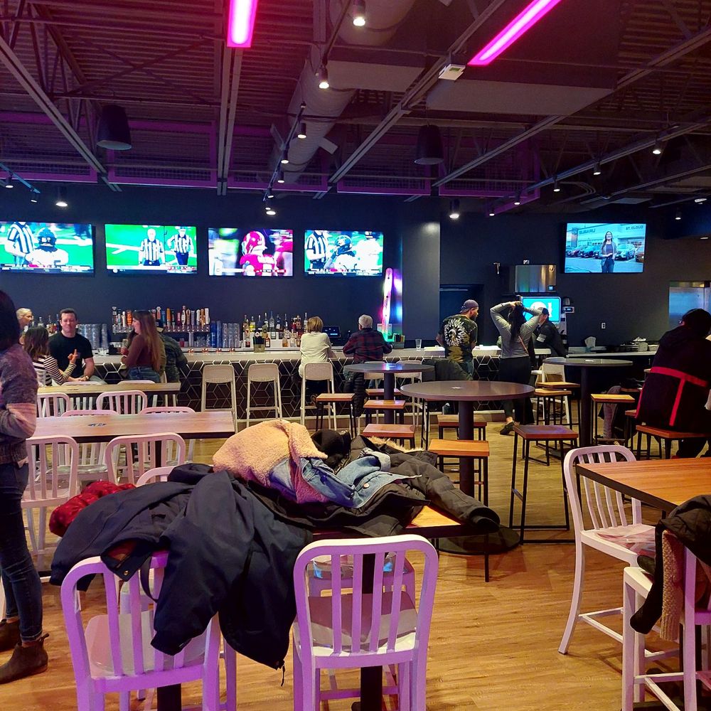 Smash Park Roseville - Upstairs bar 21+ - Pickleball Near Me - Roseville, Minnesota Smash Park Roseville - Upstairs bar 21+ - Pickleball Near Me - Roseville, Minnesota