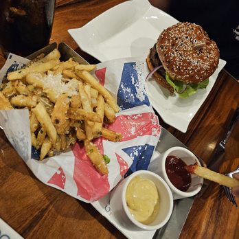 Gordon Ramsay Burger Las Vegas - Truffle fries and Backyard burger - Burgers Near Me - Las Vegas, Nevada Gordon Ramsay Burger Las Vegas - Truffle fries and Backyard burger - Burgers Near Me - Las Vegas, Nevada
