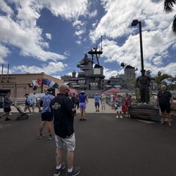 E Noa Tours - Visit popular Pearl Harbor landmarks including the USS Missouri and the Pearl Harbor Visitor Center
