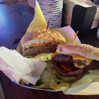 Ercole's - The burgers are A+ - Dive Bars Near Me - Manhattan Beach, California