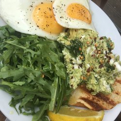 Lizzy's On The Green - Avocado smash with two eggs