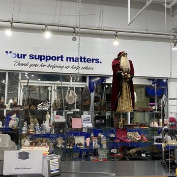 Goodwill Industries - Plexiglass covers the front of the cashiers in the new Covid era - Used, Vintage & Consignment Near Me - Miami, Florida Goodwill Industries - Plexiglass covers the front of the cashiers in the new Covid era - Used, Vintage & Consignment Near Me - Miami, Florida