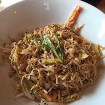 Sésame - Chicken chow mein - Asian Fusion Near Me - Gatineau, Quebec Sésame - Chicken chow mein - Asian Fusion Near Me - Gatineau, Quebec