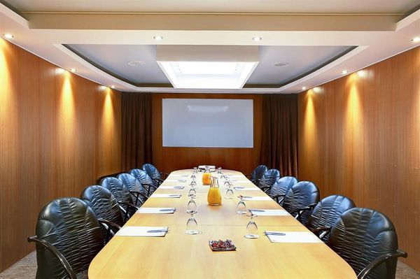 Best Western Premier Hôtel De La Poste Troyes & Spa Nuxe by null