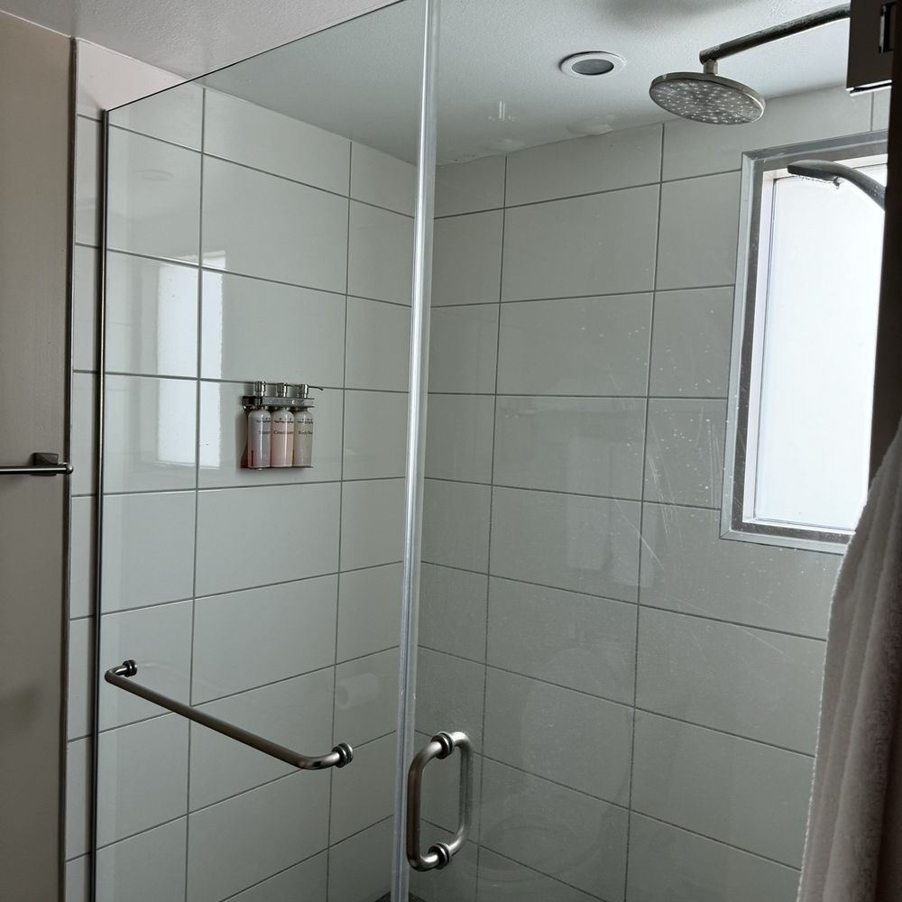 Hotel Contessa - Walk-in shower, not all rooms have walk-in shower options. - Hotels Near Me - San Antonio, Texas Hotel Contessa - Walk-in shower, not all rooms have walk-in shower options. - Hotels Near Me - San Antonio, Texas