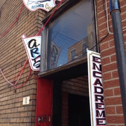 Arts & Lettres Produits - L'entrée secrète au 10 Villeneuve qui vous mènera dans cette caverne de matériaux artistiques incontournable! (coin St-Laurent)