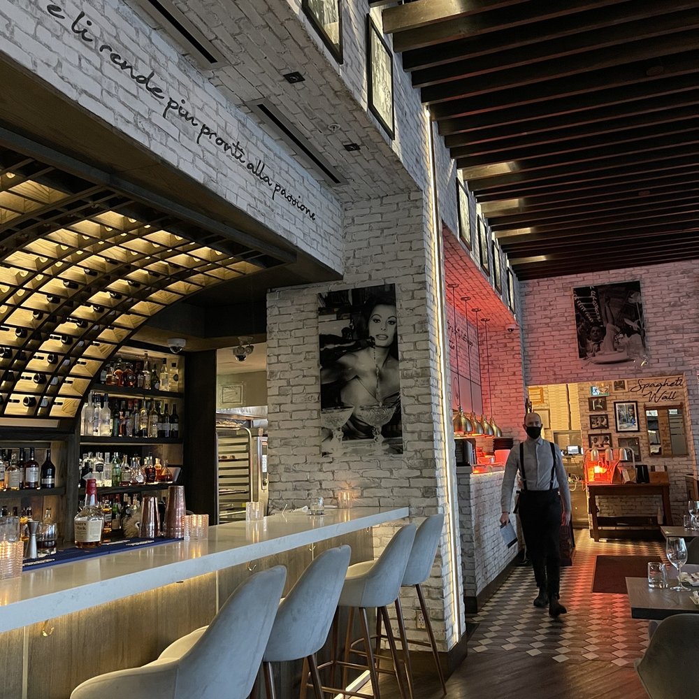 La Vecchia Ristorante - Bar area - Italian Near Me - Toronto, Ontario