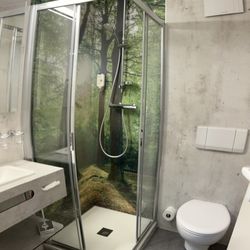 Hotel Am Burgholz - Dusche mit Fototapete