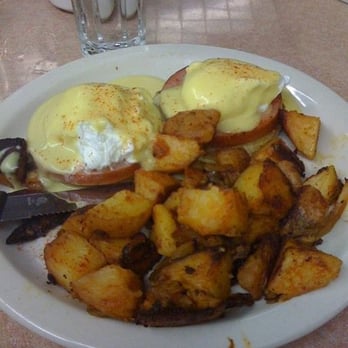 Bill's Cafe - Eggs Benedict with the yummiest potatoes - American Near Me - San Jose, California