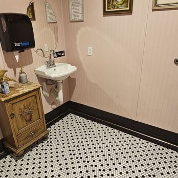 Winnie & Ethel's Downtown Diner - Charming restroom decor! - Diners Near Me - Las Vegas, Nevada Winnie & Ethel's Downtown Diner - Charming restroom decor! - Diners Near Me - Las Vegas, Nevada