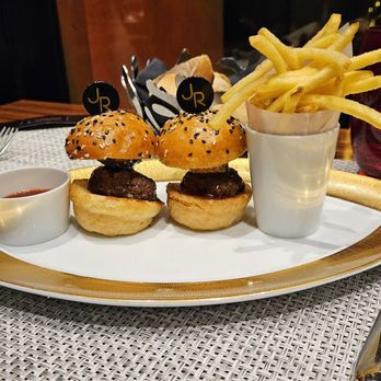 L'Atelier de Joël Robuchon - "Le Burger" - French Near Me - Paris, 75