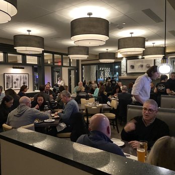 Hilltop Kitchen & Bar - Dining room - Wine Bars Near Me - Syosset, New York