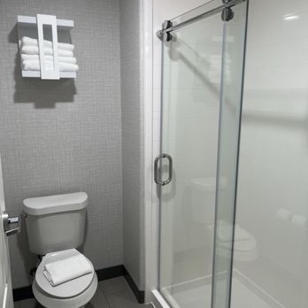Hampton Inn & Suites Cleburne - Shower - Hotels Near Me - Cleburne, Texas