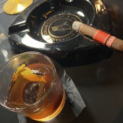 Pegadizo Cigar Lounge - Old-fashioned and cigar