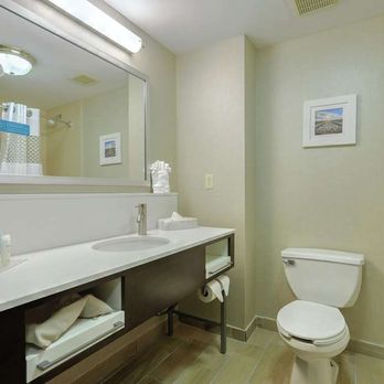 Hampton Inn Batavia - Guest room bath - Hotels Near Me - Batavia, New York