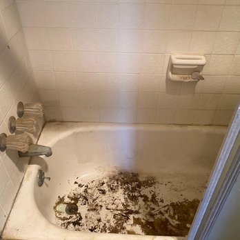 Green Frog Cleaning - Tub 1 Before - Home Cleaning Near Me - La Mesa, California Green Frog Cleaning - Tub 1 Before - Home Cleaning Near Me - La Mesa, California