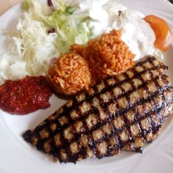 Ilion - Mittagstisch: Bifteki mit Reis und Salat