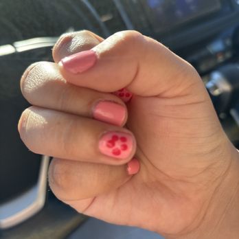 Glamor Nails & Spas - It looks just like dots and not a flower - Nail Salons Near Me - Litchfield Park, Arizona