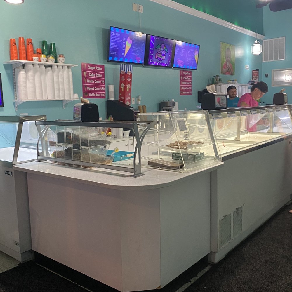 Scoops on First - Interior - Ice Cream & Frozen Yogurt Near Me - Fort Myers, Florida