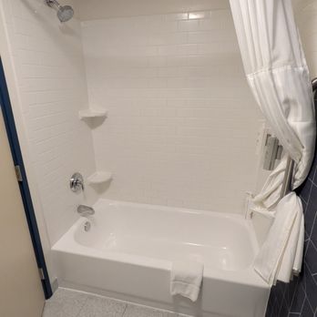 Spark by Hilton Springfield Southwest - Tub/Shower - Hotels Near Me - Springfield, Illinois