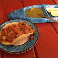Mariscolanda Mar Y Tierra - Tostada de ceviche guisado, la salsa verde está, ¡uf!